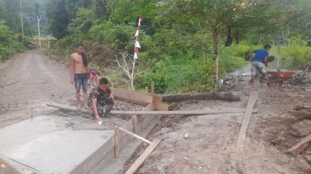 Suara Sekop dan Gerobak Beton Mengisi Desa Sarah Raya Saat Jembatan Dikecor