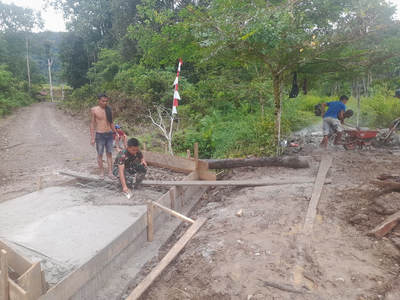 Suara Sekop dan Gerobak Beton Mengisi Desa Sarah Raya Saat Jembatan Dikecor