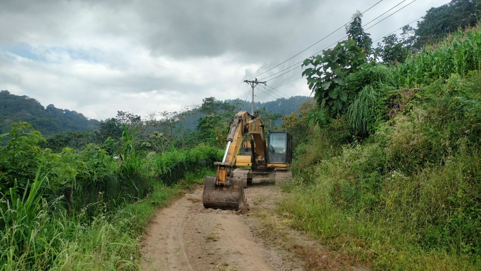 Excavator Jadi Kunci Pembukaan Jalan di Pattuku dalam Program TMMD ke-129