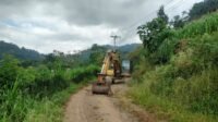 Pengerukan dan Perataan Jalan TMMD di Pattuku Dipercepat dengan Excavator Pengerukan dan Perataan Jalan TMMD di Pattuku Dipercepat dengan Excavator