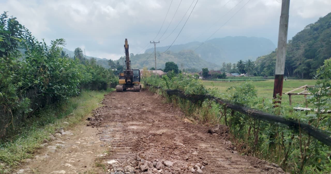 TMMD Ke-129: Excavator Ubah Kontur Desa Pattuku Jadi Jalan Akses