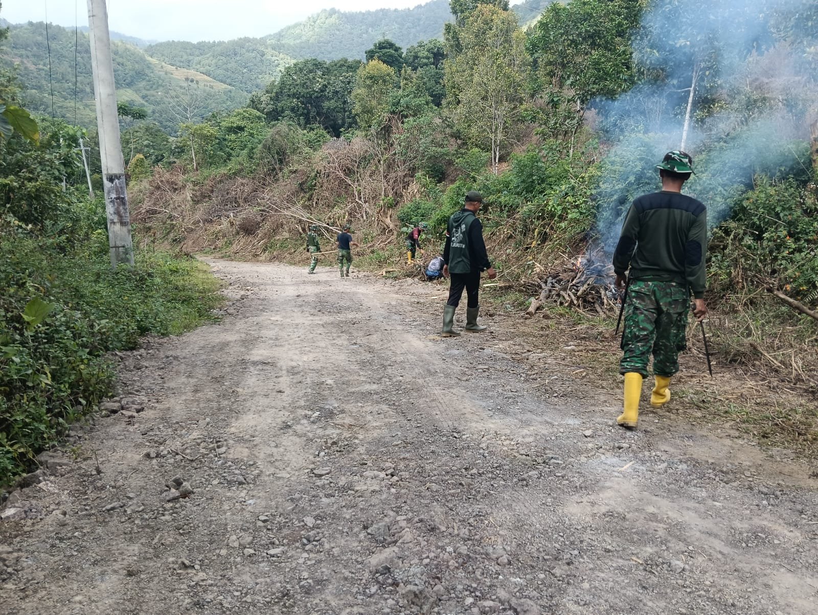 Kebersihan Lokasi Kerja Percepat Pengerjaan Jalan di Bontocani, Satgas TMMD 129 Turun Tangan
