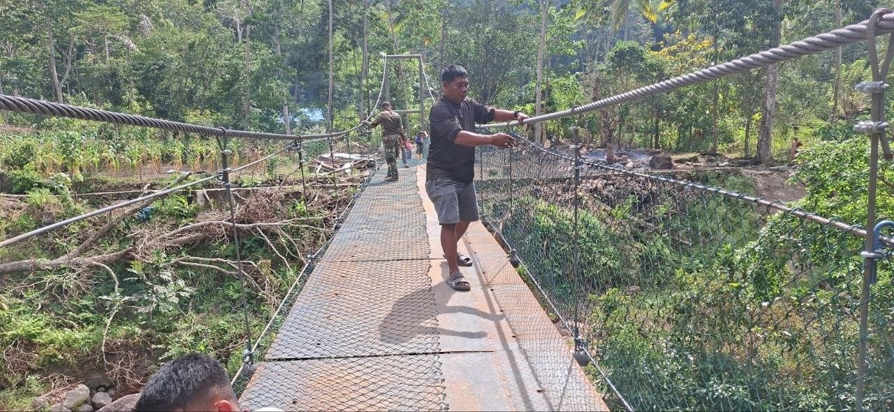 Pemasangan Jaring Pengaman Lengkapi Jembatan Gantung Penghubung Pattuku-Lemo