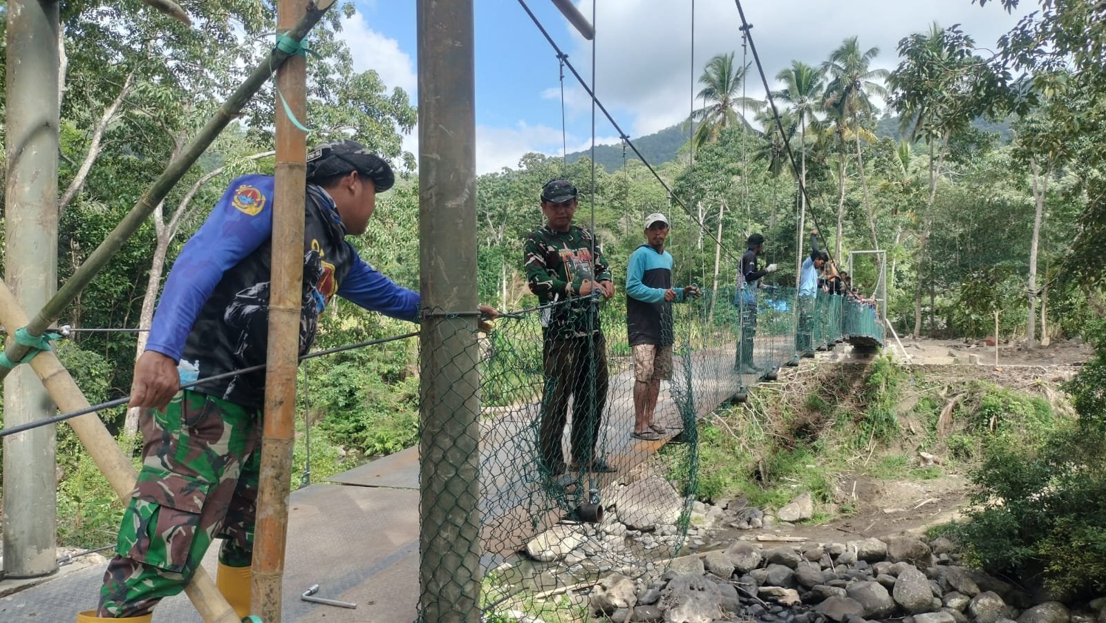 Satgas TMMD Kodim 1407/Bone Pasang Jaring Pengaman di Jembatan Pattuku