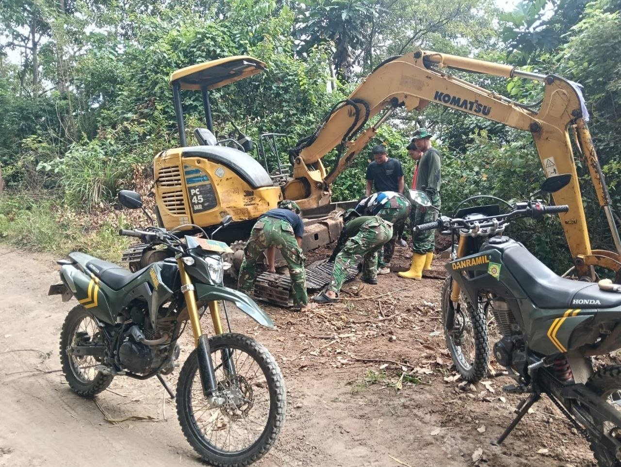Tim Satgas TMMD Kodim 1407/Bone Rawat Excavator agar Pekerjaan Jalan Pattuku Lancar