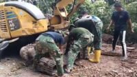 Kodim 1407/Bone Lakukan Perawatan Excavator Sebelum Lanjutkan Pengerjaan Jalan Kodim 1407/Bone Lakukan Perawatan Excavator Sebelum Lanjutkan Pengerjaan Jalan