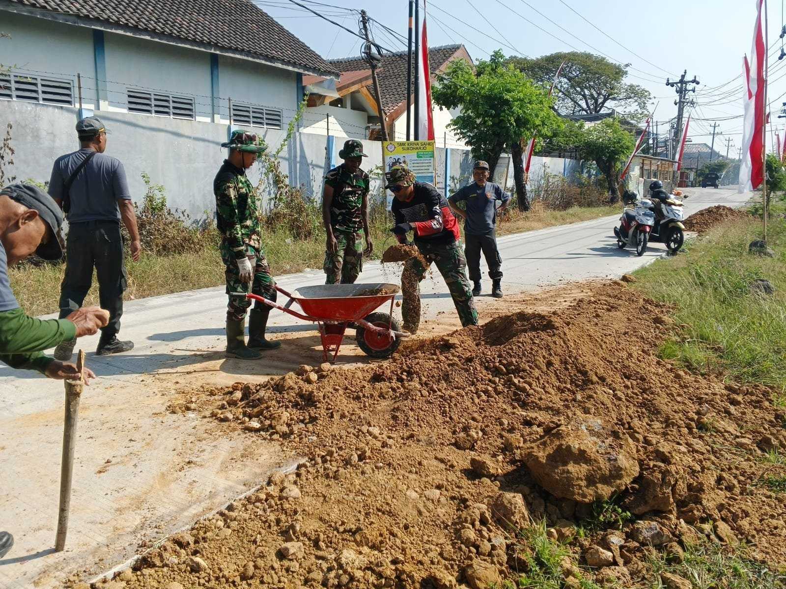 Warga Parangjoro Tenang Setelah TMMD Rapikan Sisa Tanah di Jalan Desa