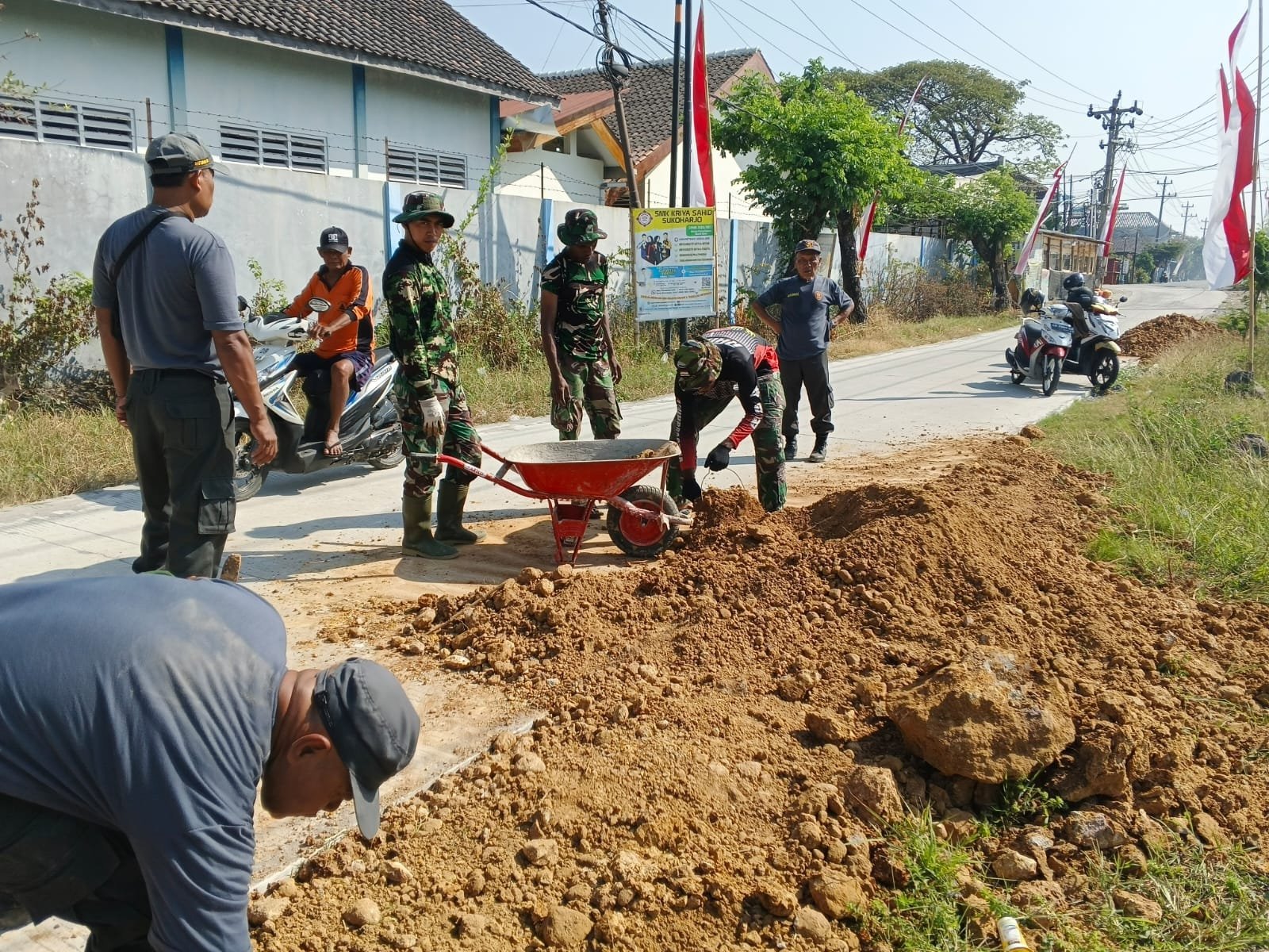 Ratakan Sisa Tanah, Satgas TMMD Pastikan Jalan Parangjoro Aman Dilintasi