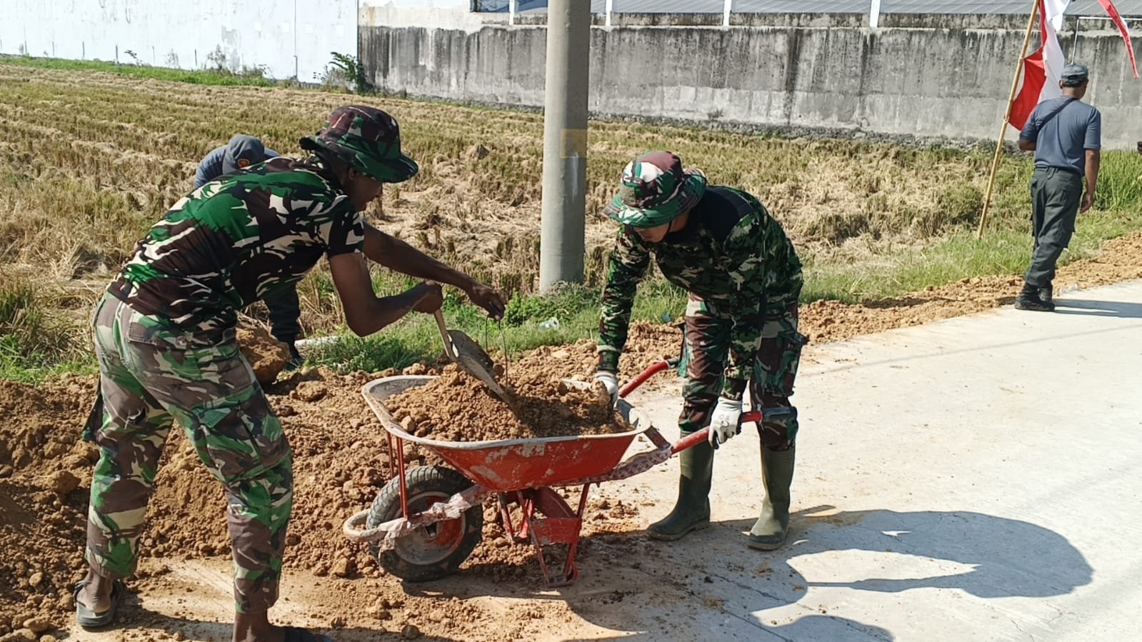 Bersih-bersih Akhir TMMD: Satgas dan Warga Ratakan Jalan Parangjoro