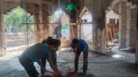 Pengerjaan Plester Masjid Al Mubaroq Libatkan Warga dan Satgas TMMD