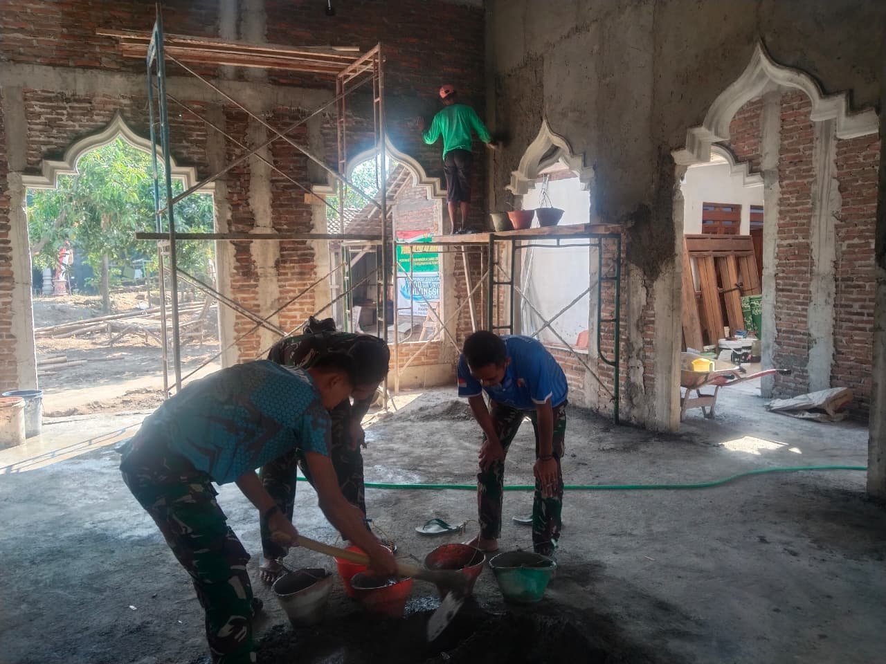 Pengerjaan Plester Masjid Al Mubaroq Libatkan Warga dan Satgas TMMD