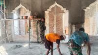 Plesteran Masjid Al Mubaroq Digeber, Warga Parangjoro Bersinergi dengan Satgas TMMD