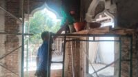 Dinding Masjid Al Mubaroq Diplester, Satgas TMMD Kerahkan Tenaga Bersama Warga