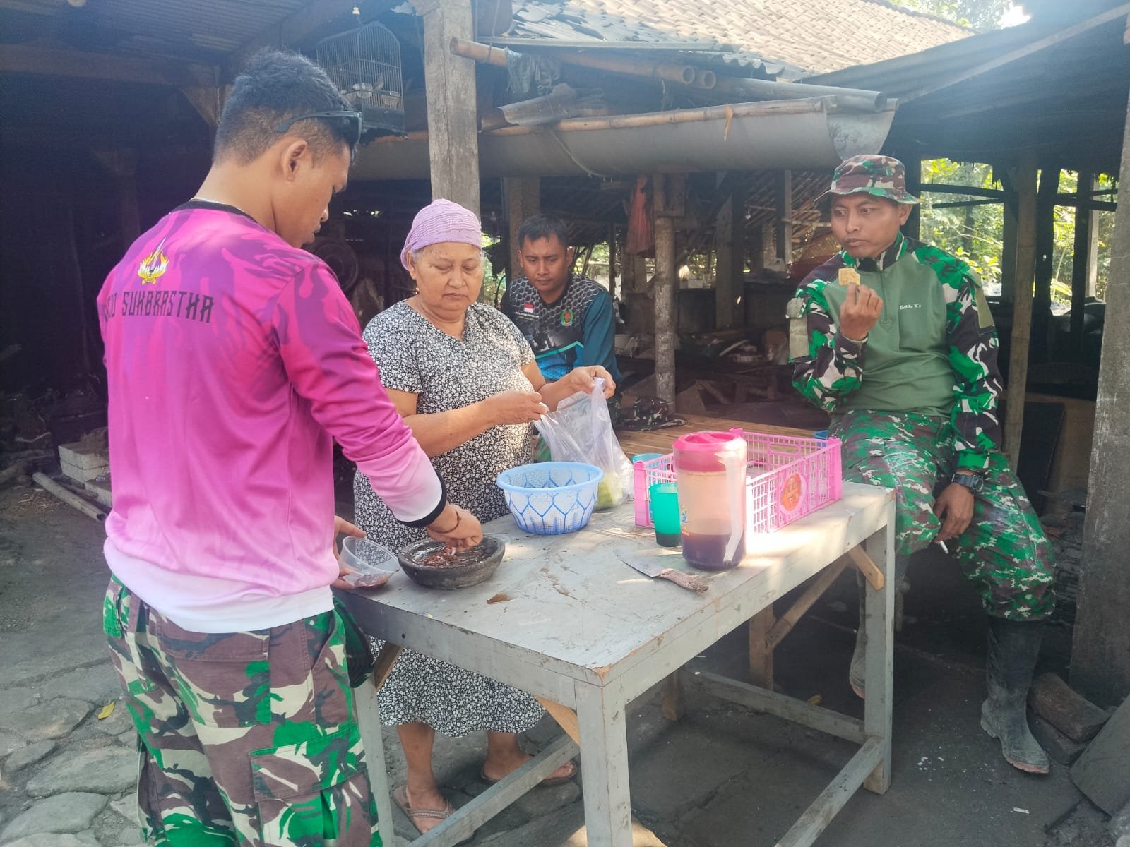 Hangatnya Sore di TMMD Parangjoro: Warga dan Satgas Saling Berbagi Kisah