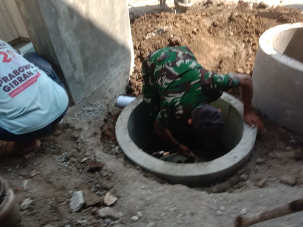 Suara Sekop di Masjid Al Baroq, Satgas TMMD dan Warga Lanjutan Pemasangan Buis