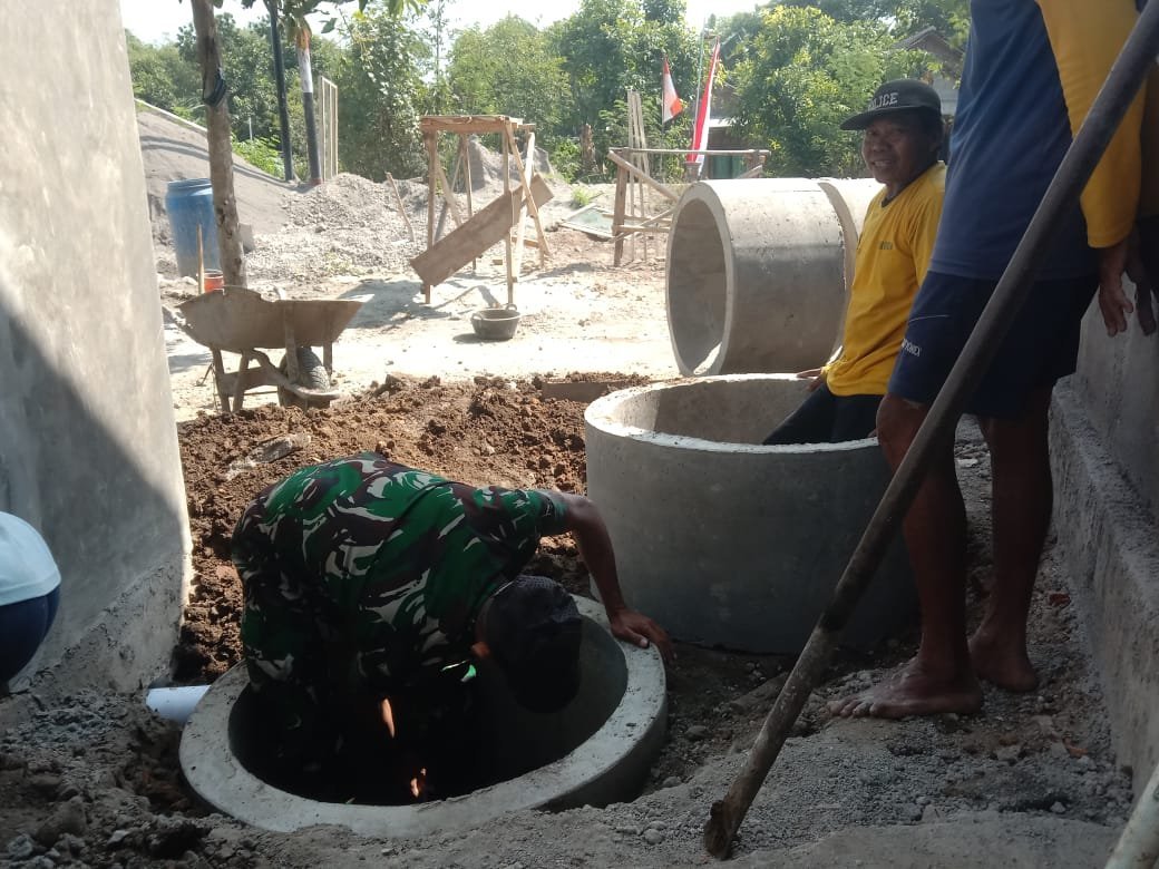 Desa Parangjoro Dapat MCK Baru, Pekerja dan Babinsa Turun Langsung ke Lokasi