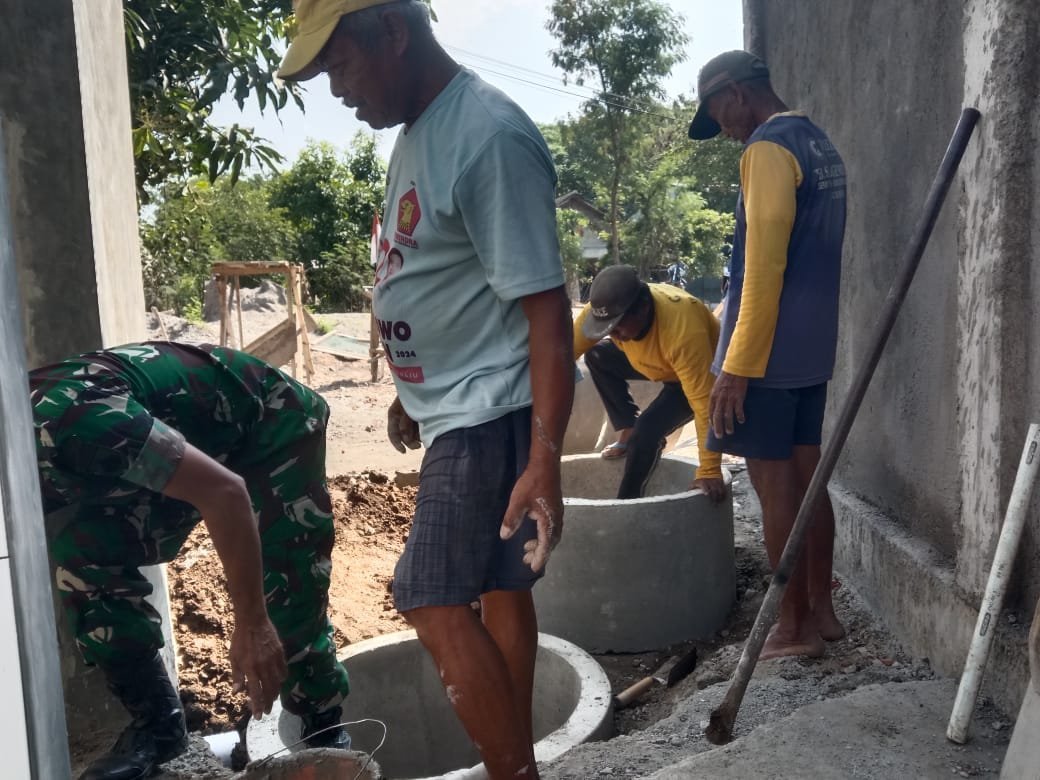 Pentingnya Pemasangan Saluran Pembuangan di MCK Masjid Al Baroq Jadi Perhatian Satgas TMMD