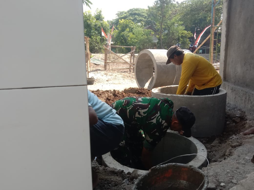 Sisi Masjid Al Baroq Berubah Jadi Fondasi MCK, Satgas TMMD dan Warga Gotong Royong