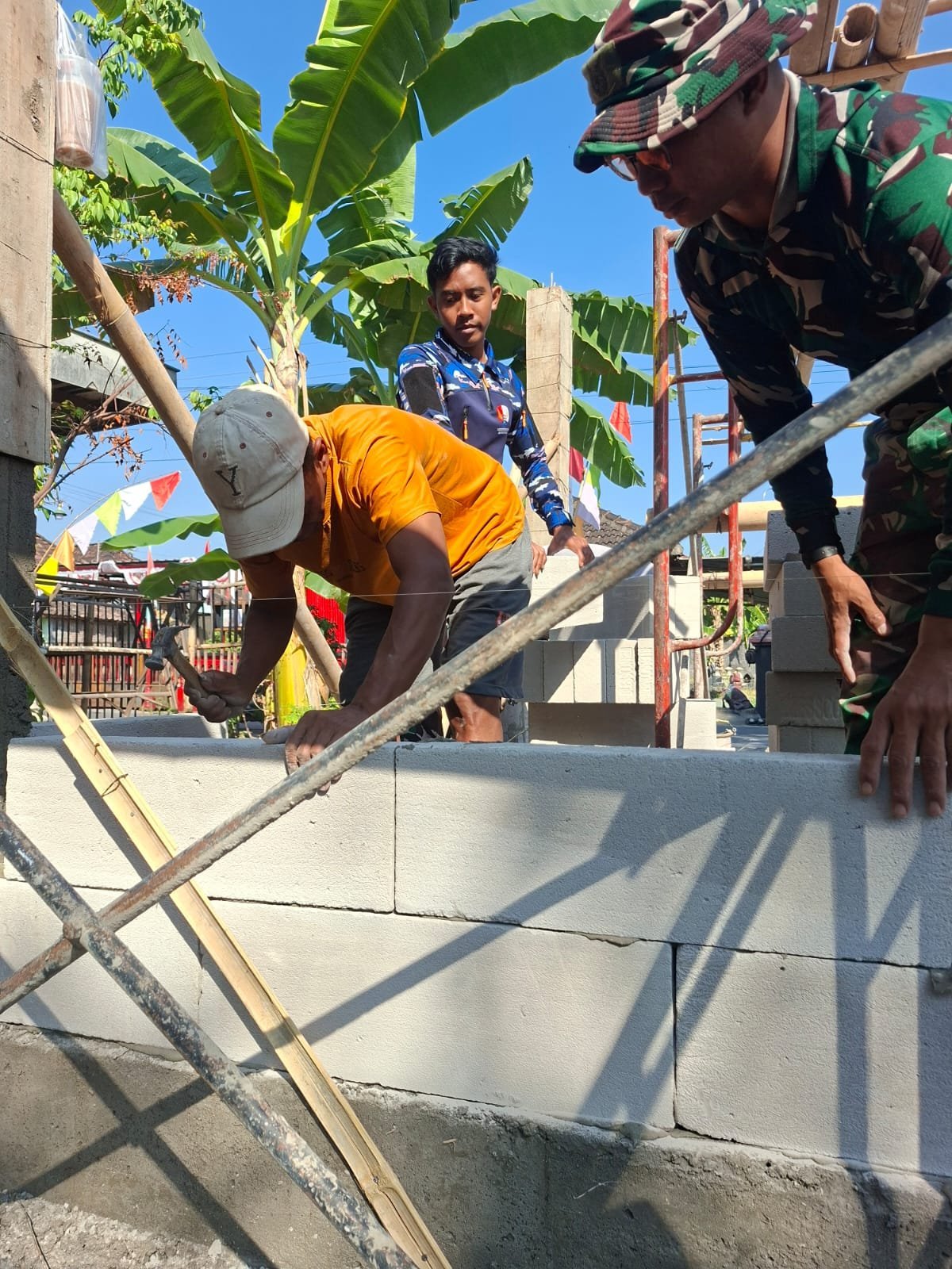 Bata Ringan Dipasang Rapi, Poskampling TMMD di Desa Parangjoro Maju ke Tahap Dinding
