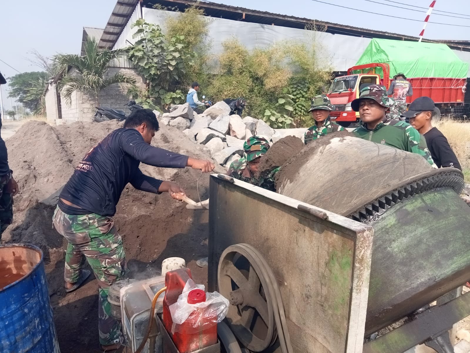 Walau Cuaca Sulit, Pembangunan TMMD di Parangjoro Berjalan Konsisten