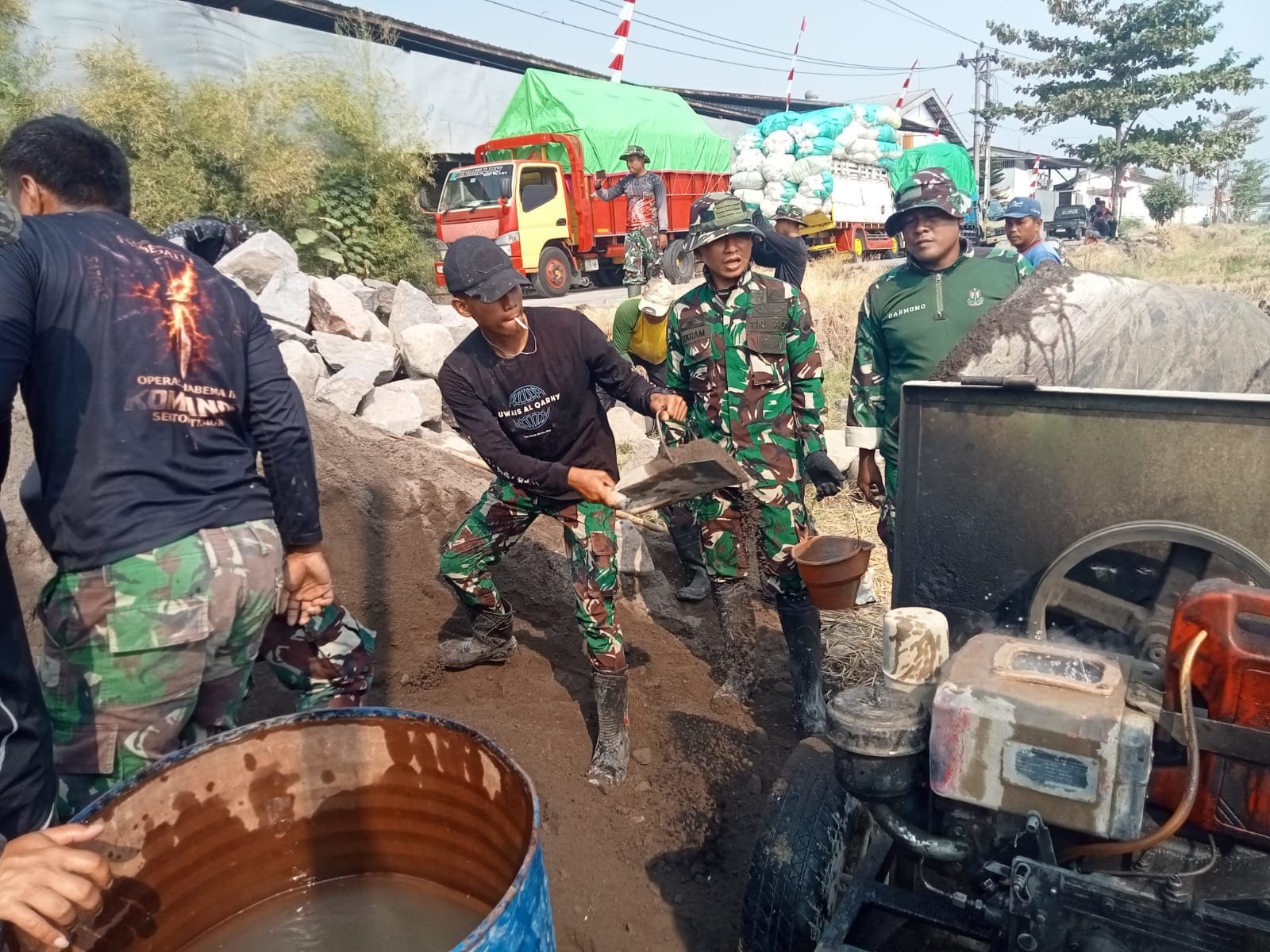 Pengerjaan Sasaran TMMD di Parangjoro Berlanjut Meski Cuaca Terik