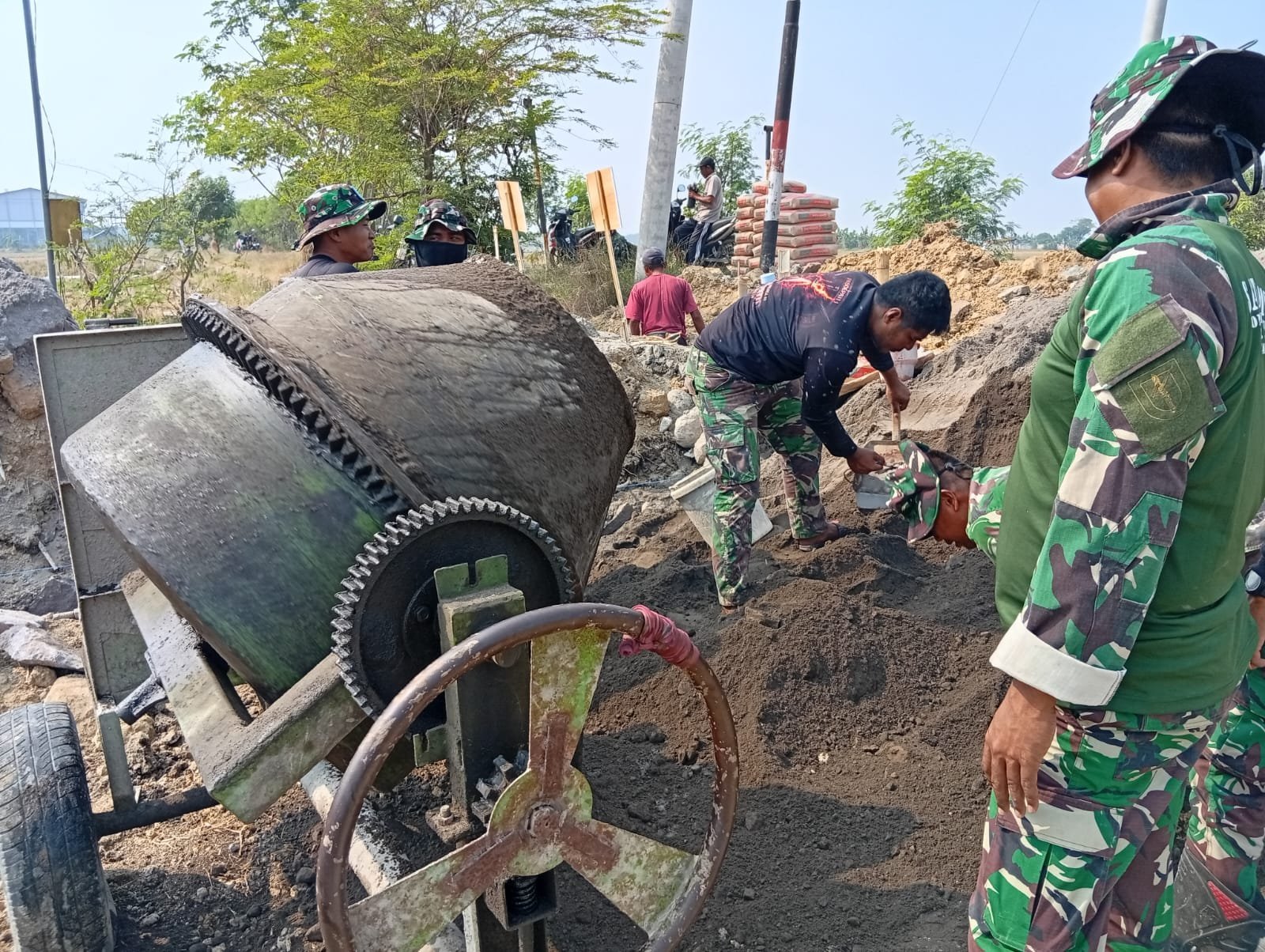 Menjelang Penutupan TMMD, Parangjoro Genjot Penyelesaian Talut dan Weremisasi Jalan