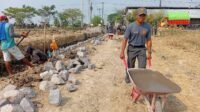 Penyelesaian TMMD Parangjoro Mencapai Fase Penentu, Pekerja Bergerak di Berbagai Titik Penyelesaian TMMD Parangjoro Mencapai Fase Penentu, Pekerja Bergerak di Berbagai Titik