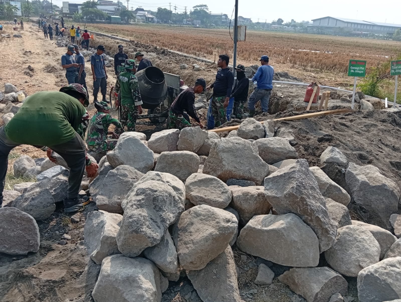 Menjelang Penutupan, Parangjoro Kejar Target Pembangunan TMMD dengan Keterlibatan Warga