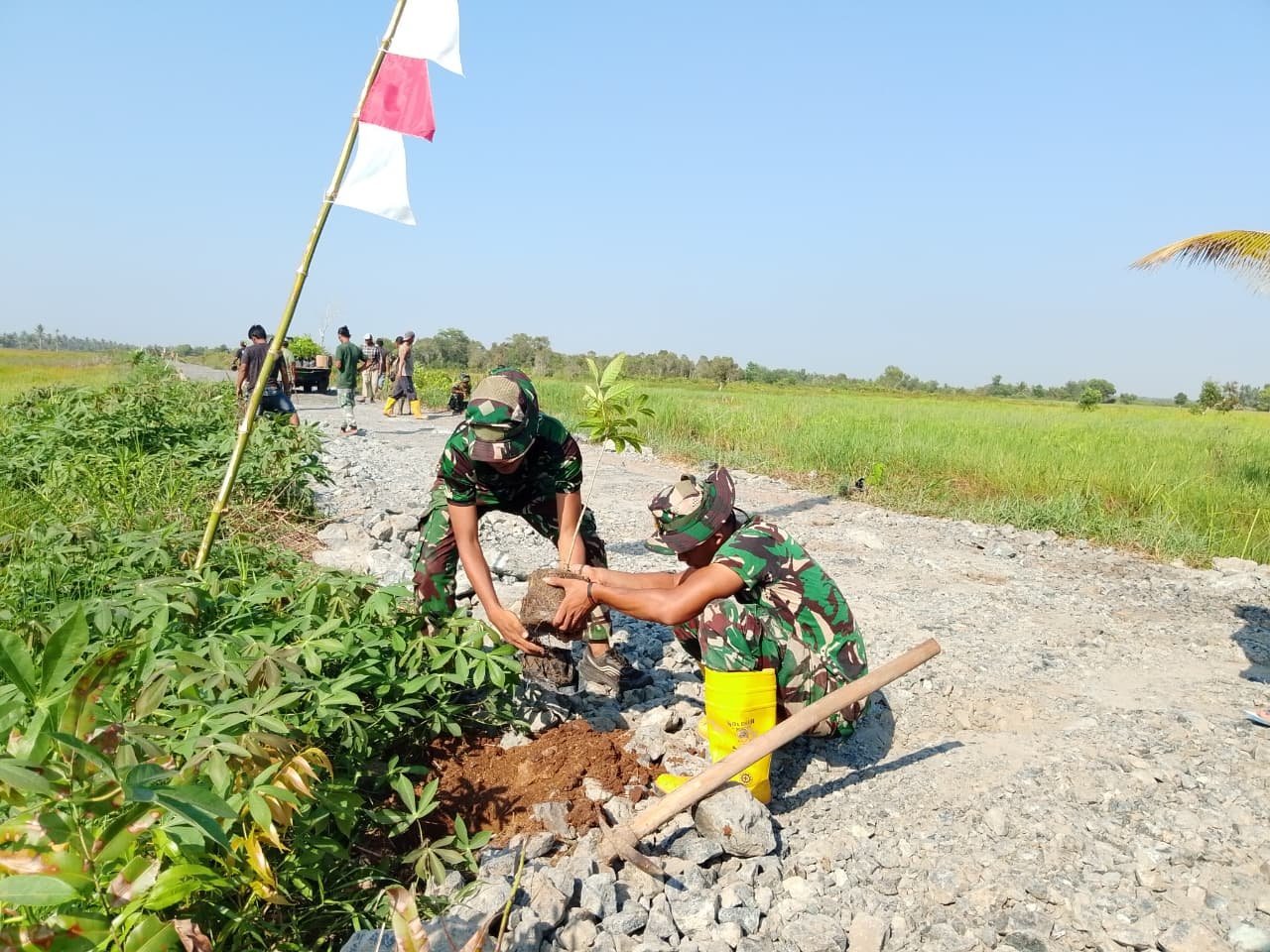 Warga dan Satgas TMMD Tanam Bibit Pohon di Sisi Jalan Desa Tamban Bangun