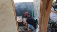 Keramik 20 Persen, Pekerjaan MCK TMMD di Tamban Bangun Hampir Rampung Keramik 20 Persen, Pekerjaan MCK TMMD di Tamban Bangun Hampir Rampung