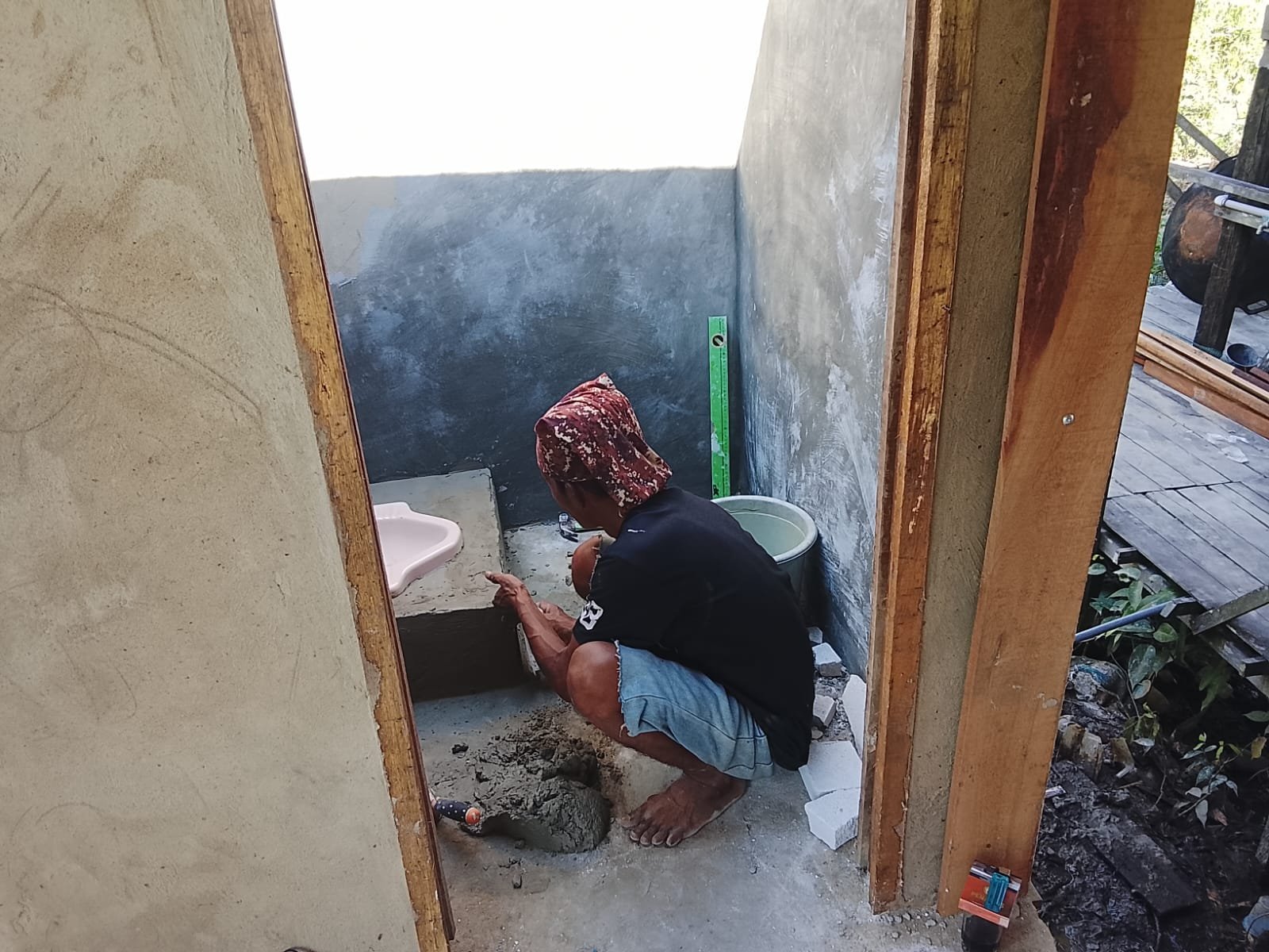 Keramik 20 Persen, Pekerjaan MCK TMMD di Tamban Bangun Hampir Rampung