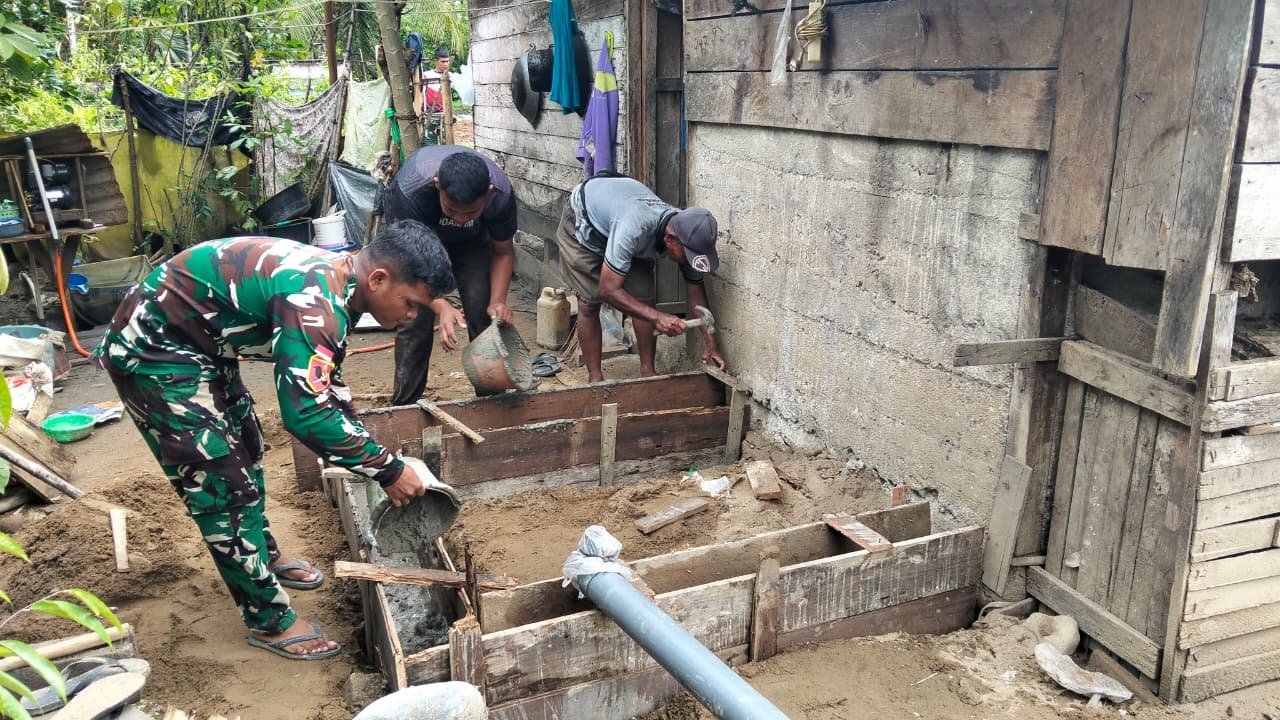 Warga dan Satgas TMMD Mulai Membangun MCK Ketiga di Lahan Pak Asmadi