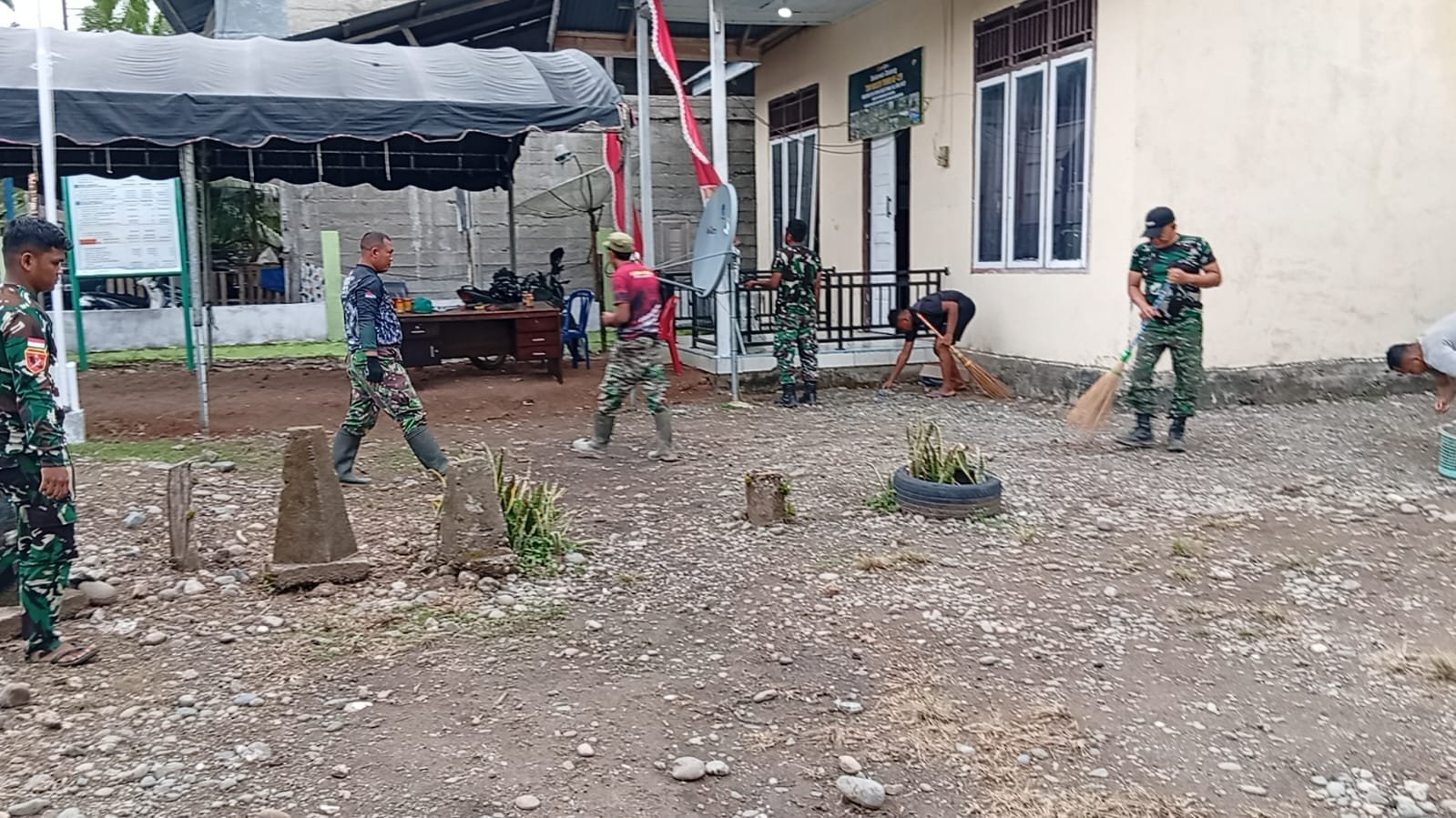 Halaman Posko TMMD di Sarah Raya Dibersihkan, Persiapan Lokasi Pendukung TMMD