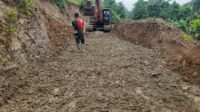 TMMD Ke-129: Ekskavator Siapkan Trase Jalan 4,2 Km di Desa Sarah Raya TMMD Ke-129: Ekskavator Siapkan Trase Jalan 4,2 Km di Desa Sarah Raya