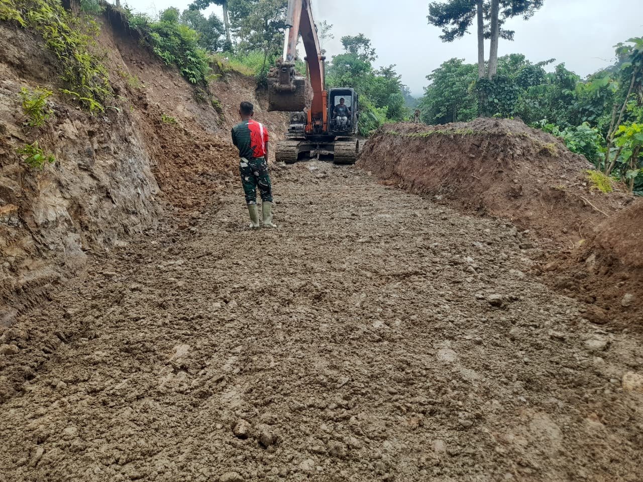 TMMD Ke-129: Ekskavator Siapkan Trase Jalan 4,2 Km di Desa Sarah Raya