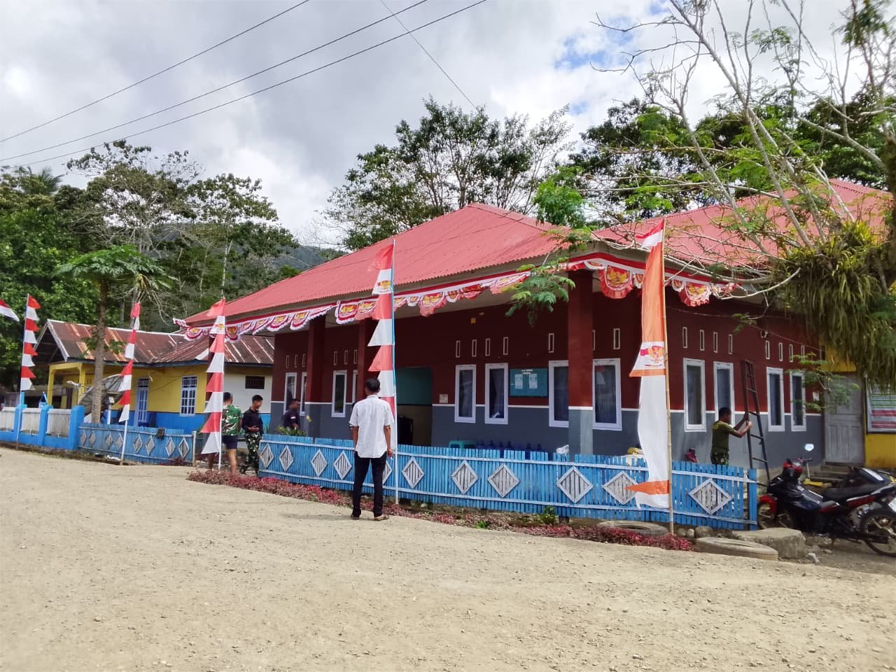 Satgas TMMD Ke-129 Hias Kantor Desa Pattuku dengan Merah Putih Menjelang Agustus