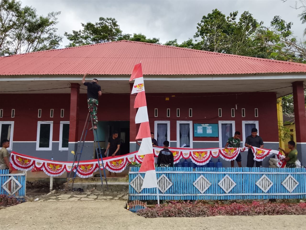 Pemasangan Bendera Hiasi Kantor Desa Pattuku Jelang 17 Agustus