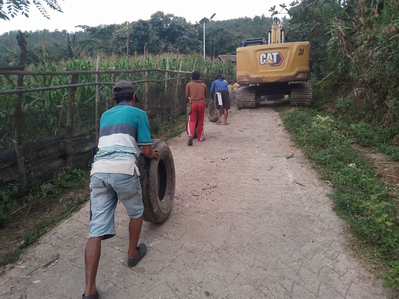 Solusi Bentang Lahan Sulit: Excavator Percepat Pengerjaan Jalan TMMD di Pattuku