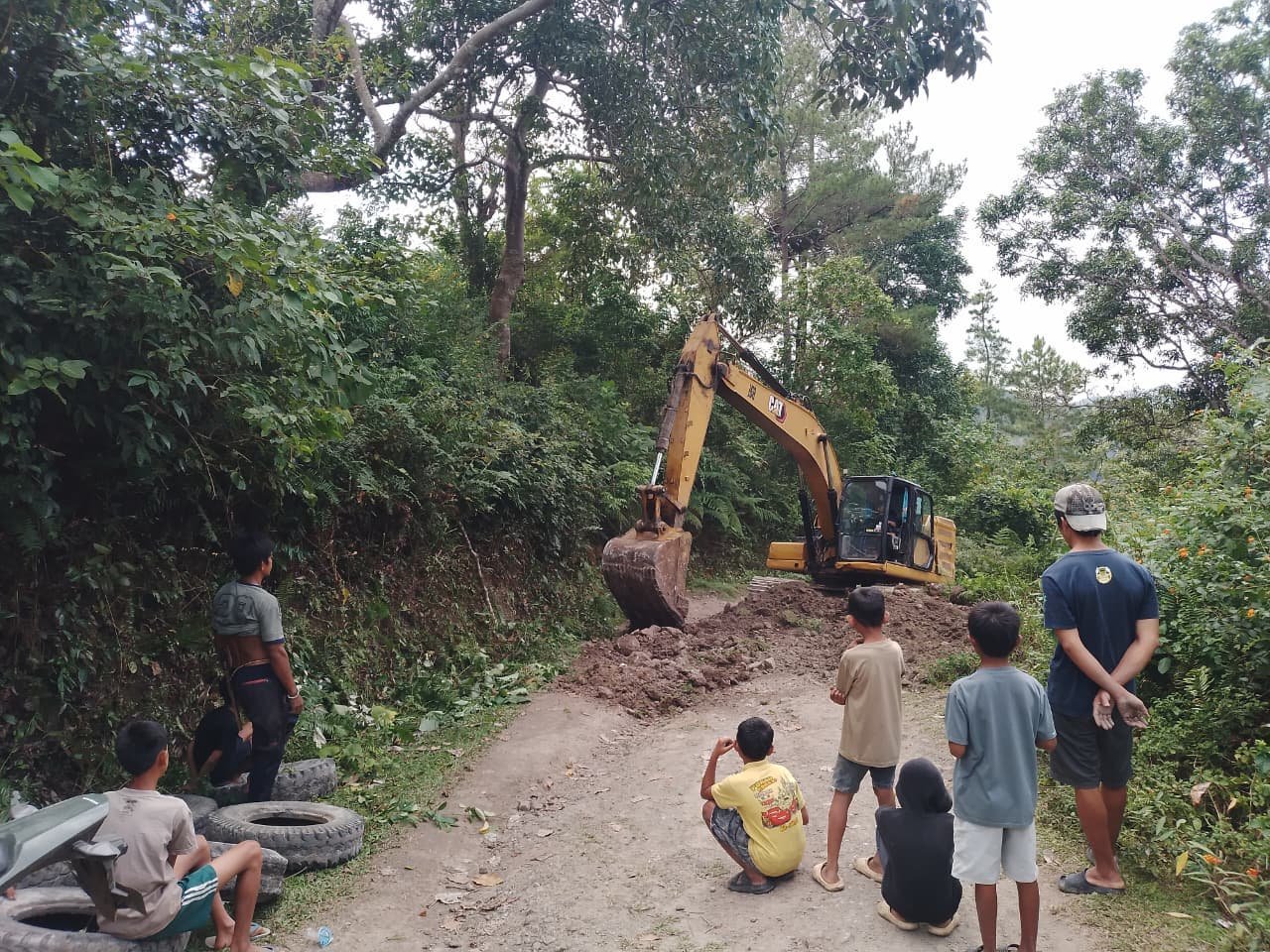 Operator Excavator Jadi Kunci Percepatan Pembangunan Jalan TMMD Kodim 1407/Bone