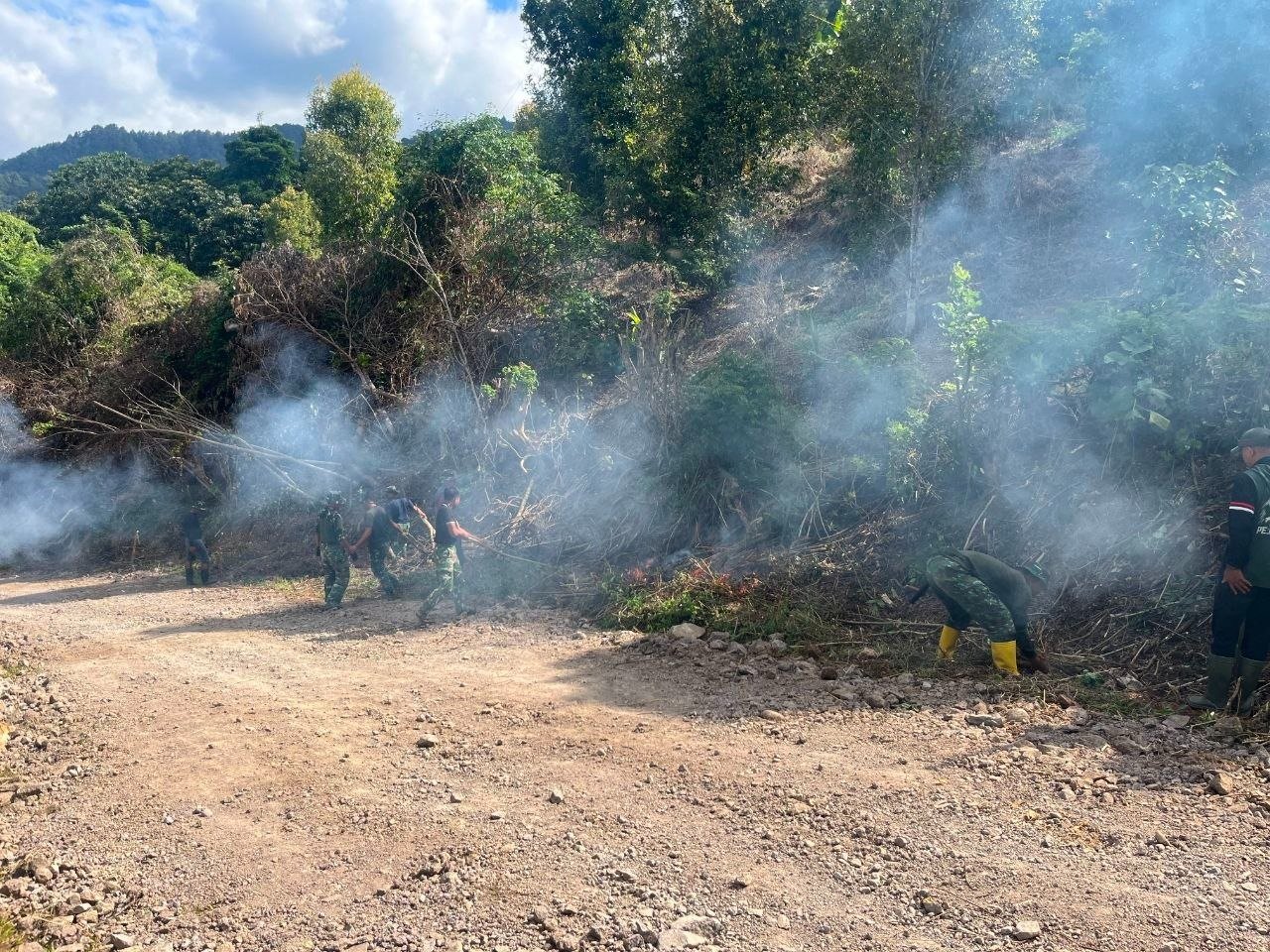 Tanamkan Fondasi Mobilitas, Satgas TMMD Bersihkan Jalur di Bontocani