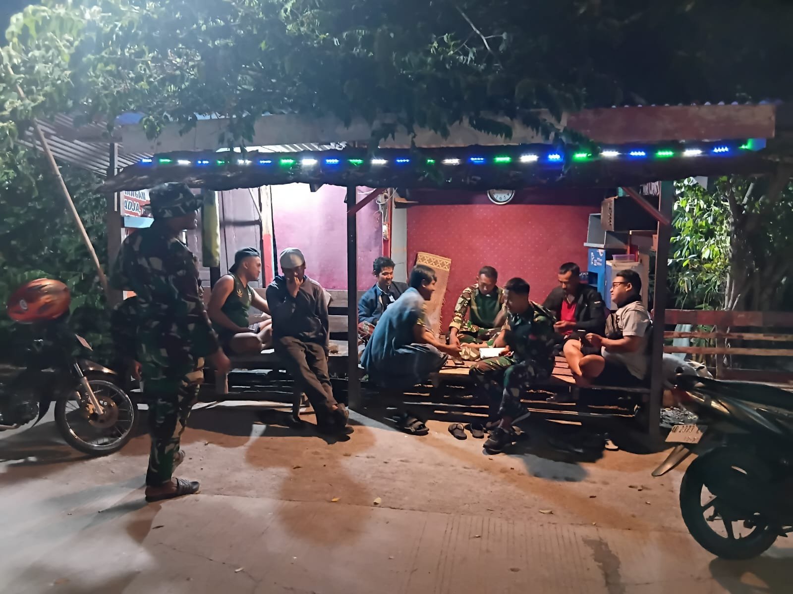Duduk Bersama Warga, Satgas TMMD Hidupkan Ronda Malam di Parangjoro