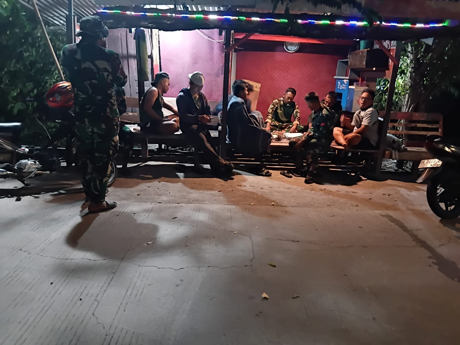 Patroli Bersama Satgas TMMD Perkuat Tradisi Ronda di Parangjoro