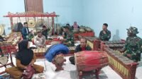 Warga Parangjoro Ajak Satgas TMMD Belajar Gamelan Saat Bertugas Warga Parangjoro Ajak Satgas TMMD Belajar Gamelan Saat Bertugas