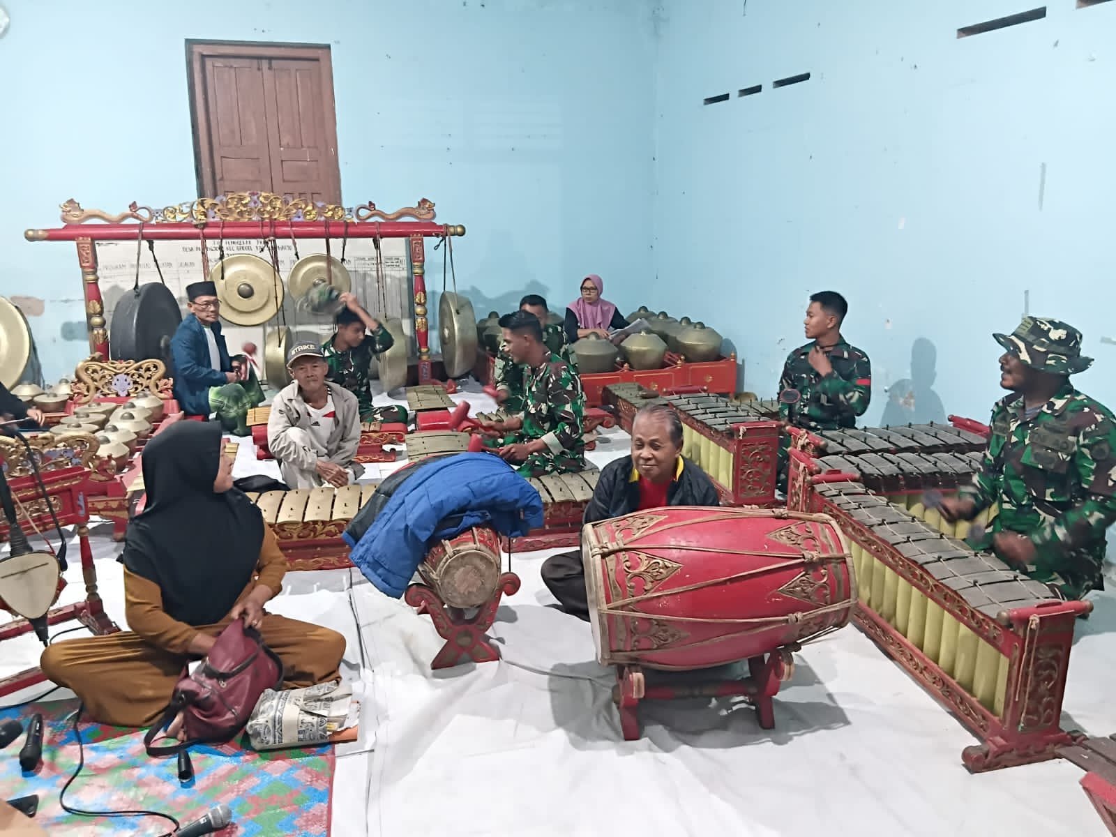 Warga Parangjoro Ajak Satgas TMMD Belajar Gamelan Saat Bertugas