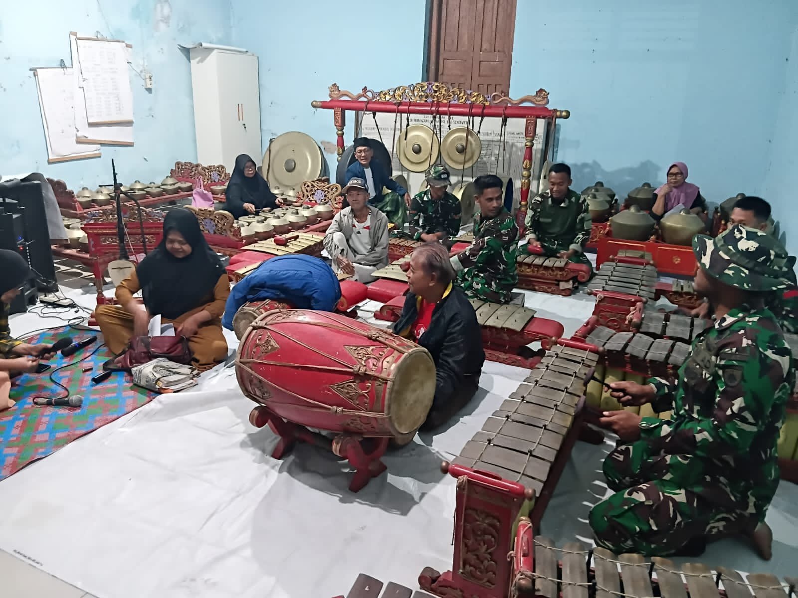 Prajurit TMMD Ikut Menggamelan di Parangjoro: Belajar Kendang, Bonang, hingga Gong
