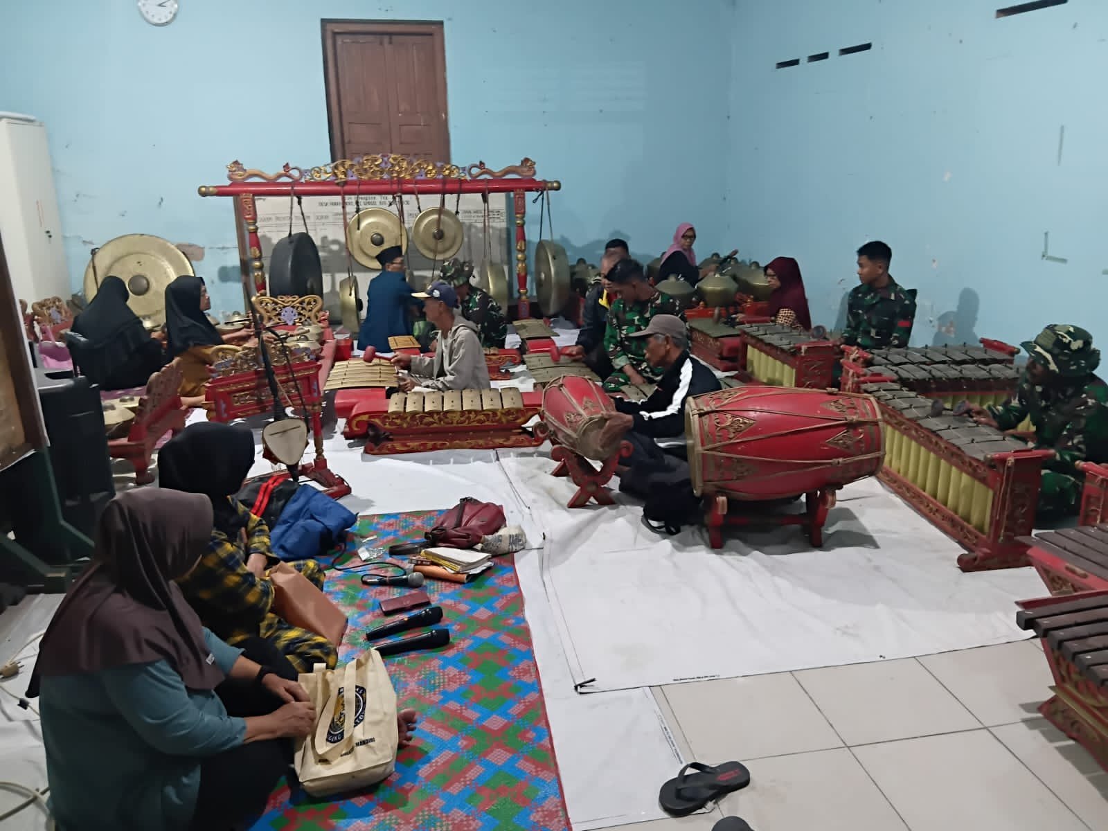 Gamelan dan Pembangunan: Warga Parangjoro Ajak Satgas TMMD Latihan Karawitan