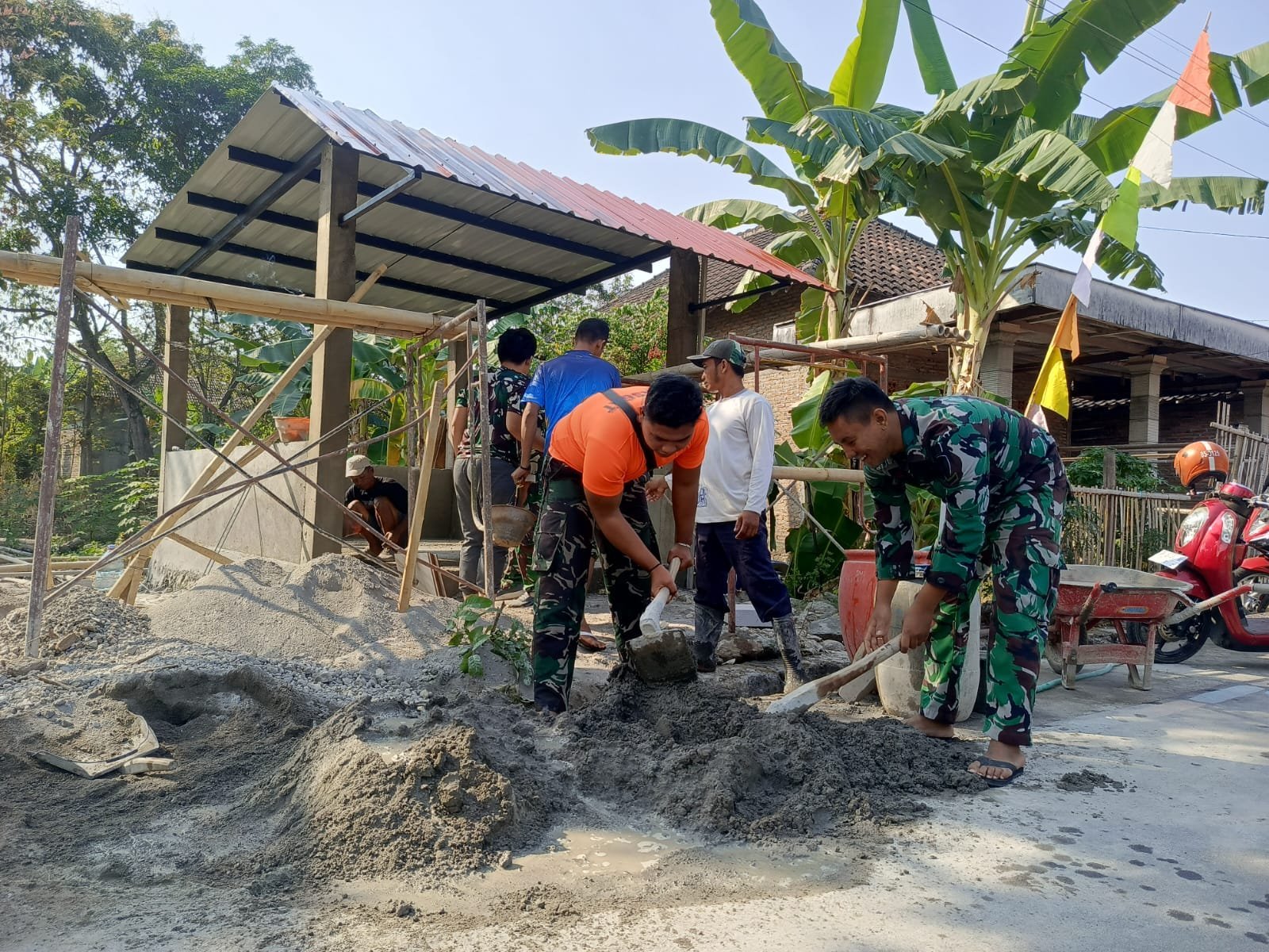Masuki Tahap Akhir, Pos Kamling Dukuh Singkil Diselesaikan dengan Pemasangan Keramik
