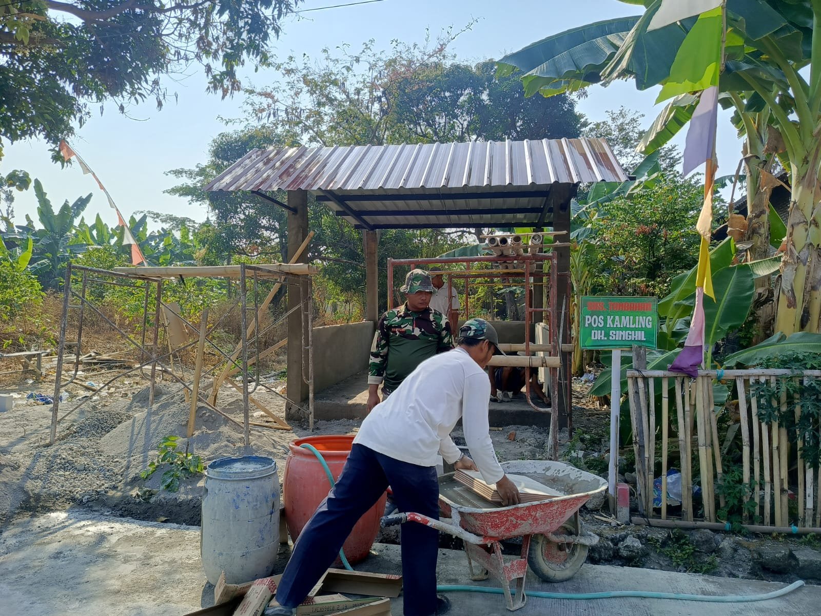 Pemasangan Keramik Dipercepat, Pos Kamling Dukuh Singkil Siap Difungsikan