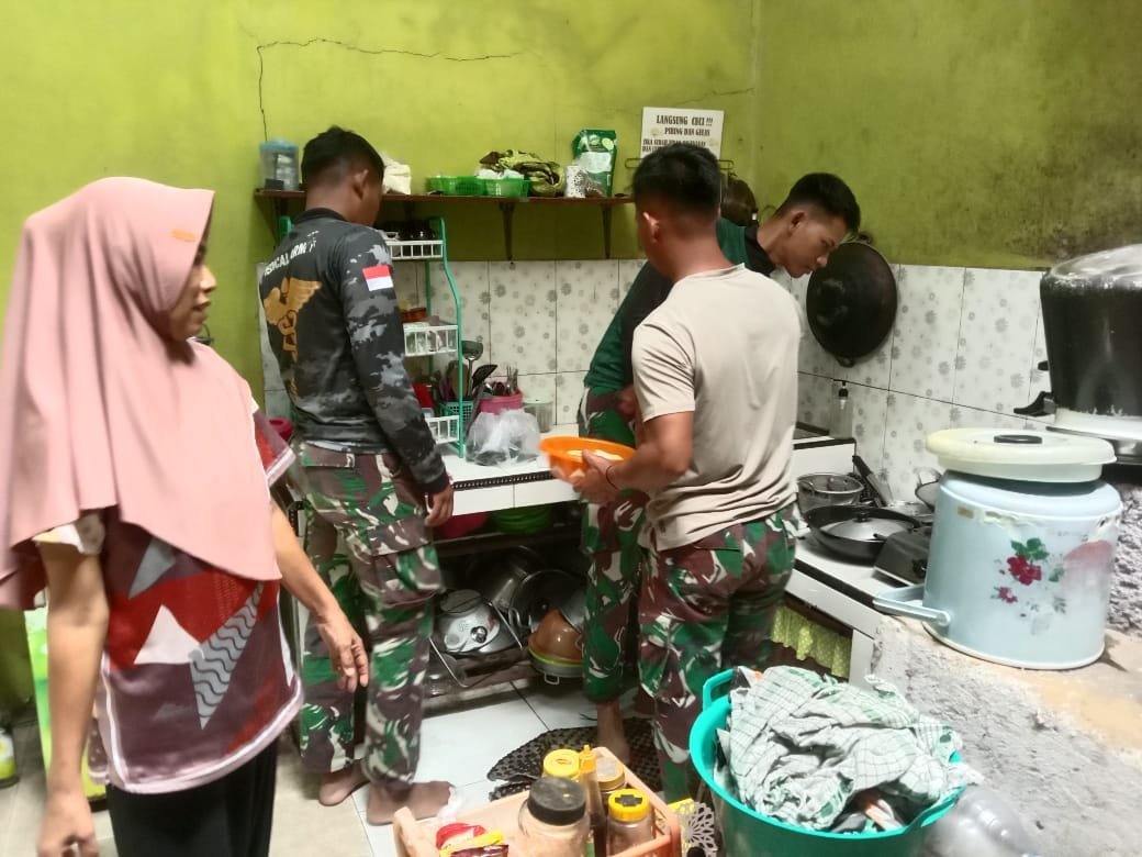 Dapur Desa Parangjoro Jadi Lokasi Kebersamaan Satgas TMMD dan Warga