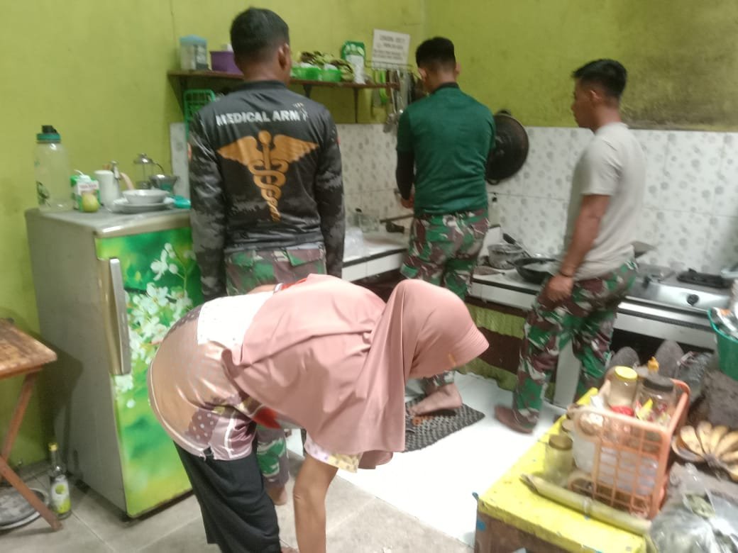 Solidaritas di Dapur TMMD Parangjoro: Prajurit Bantu Ibu-ibu Siapkan Konsumsi Tim